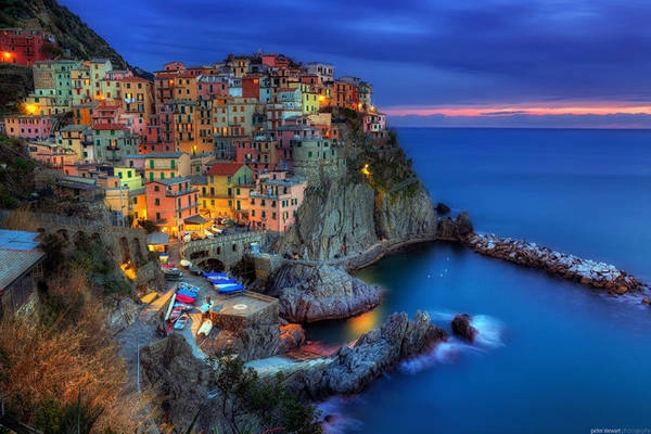 Làng Manarola rực rỡ trong đêm - Ảnh: wordpress