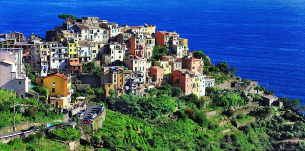 Corniglia, ngôi làng nằm giữa Cinque Terre - Ảnh: fotolia