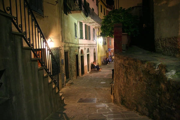 Một con phố về đêm ở Corniglia - Ảnh: flickr