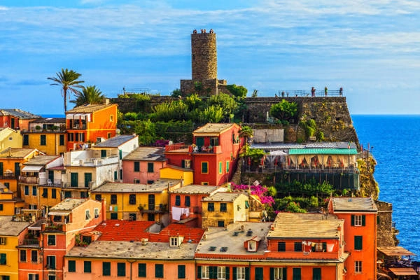 Lâu đài Doria nhô cao là biểu tượng của nền kinh tế Vernazza - Ảnh: fotolia