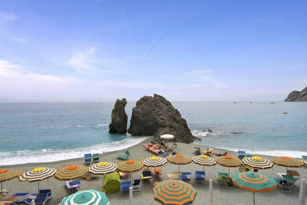 Nhiều du khách đến Monterosso để ngắm tảng đá cắt đôi ... - Ảnh: wordpress