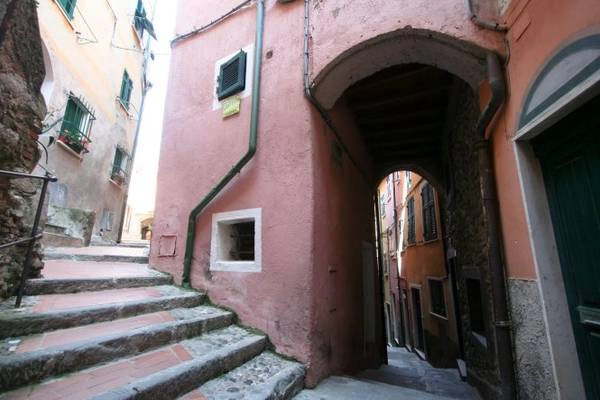 Một con ngõ quanh co đặc trưng ở các ngôi làng vùng Cinque Terre - Ảnh: wordpress