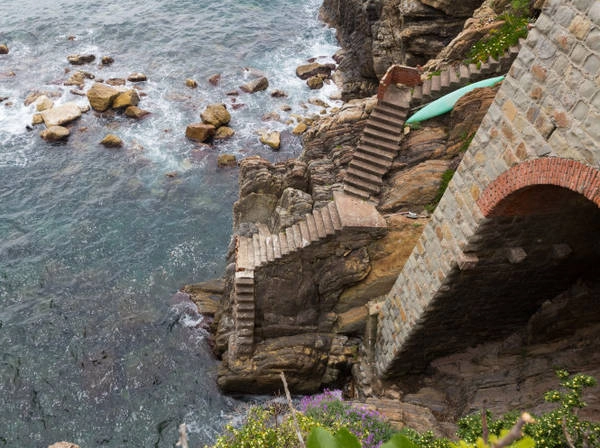Những cầu thang dốc đứng dẫn xuống biển ở làng Riomaggiore - Ảnh: fotolia