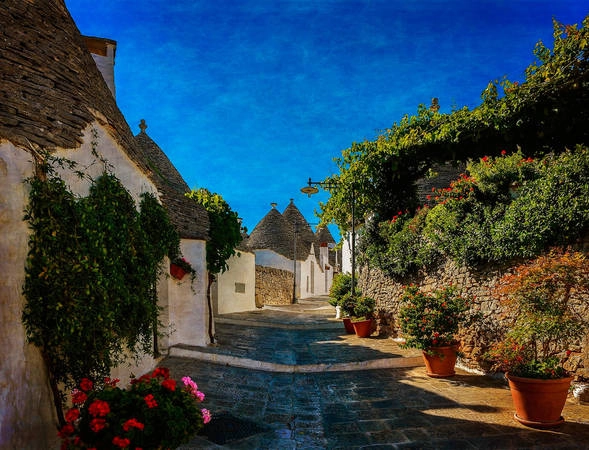 Khi đặt chân đến Alberobello, hình ảnh đầu tiên sẽ làm bạn phải trầm trồ chính là những ngôi nhà được xây mà không cần vữa: những tảng đá được chồng lên nhau. Mái nhà hình vòm, hình nón hoặc kim tự tháp và đôi khi được sơn các biểu tượng pháp thuật hay ngoại giáo, như thể ngôi nhà của các phù thủy trong câu chuyện xa xưa. Ảnh: Ricardo Gomez A Khi đặt chân đến Alberobello, hình ảnh đầu tiên sẽ làm bạn phải trầm trồ chính là những ngôi nhà được xây mà không cần vữa: những tảng đá được chồng lên nhau. Mái nhà hình vòm, hình nón hoặc kim tự tháp và đôi khi được sơn các biểu tượng pháp thuật hay ngoại giáo, như thể ngôi nhà của các phù thủy trong câu chuyện xa xưa. Ảnh: Ricardo Gomez A