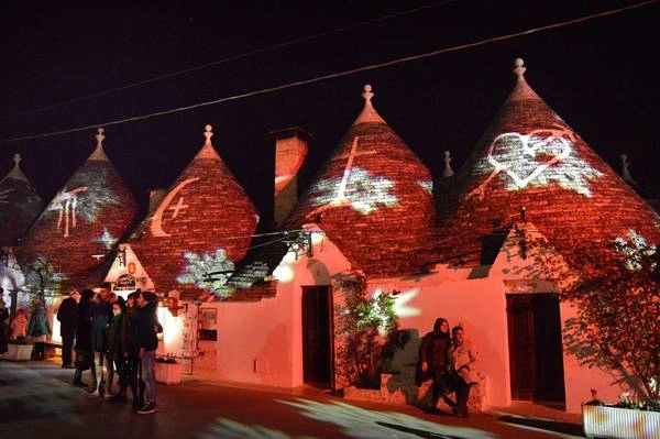 Alberobello lung linh ánh đèn vào ban đêm. Ảnh: bari.repubblica.it Alberobello lung linh ánh đèn vào ban đêm. Ảnh: bari.repubblica.it