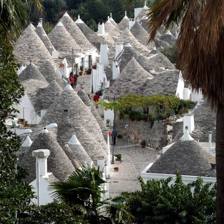 Chỉ là thị trấn với 11.000 dân nhưng Alberobello có nhiều hơn 3 bảo tàng ngoài công trình chính Territorio – nơi trưng bày mọi thứ liên quan đến cuộc sống ở thị trấn. Bảo tàng dầu ô-liu, bảo tàng rượu, bảo tàng đồ thủ công mĩ nghệ đều ẩn mình trong các ngôi nhà cổ. Ảnh: Awuethrich Chỉ là thị trấn với 11.000 dân nhưng Alberobello có nhiều hơn 3 bảo tàng ngoài công trình chính Territorio – nơi trưng bày mọi thứ liên quan đến cuộc sống ở thị trấn. Bảo tàng dầu ô-liu, bảo tàng rượu, bảo tàng đồ thủ công mĩ nghệ đều ẩn mình trong các ngôi nhà cổ. Ảnh: Awuethrich