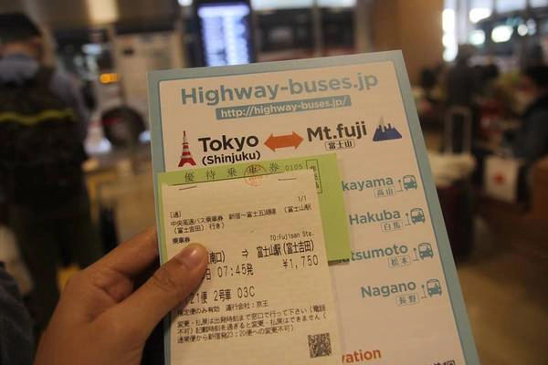 Vé tàu xe bus từ Shinjuku của Tokyo tới Yamanashi với giá tiền 1.750 Yen.