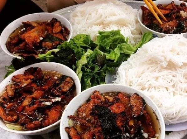 Bún chả: Mỗi ngày cứ tầm 12h trưa, nếu đi qua Hàng Than, bạn sẽ được thấy sự tấp nập của quán ăn đắt khách nhất con phố này - Bún Chả Tuyết. Chả ở đây có nét đặc trưng riêng, không phải đơn thuần được đưa lên bếp than hồng mà quạt, từng miếng thịt còn được ướp gia vị và cuốn lá xương sông, giữ được độ mềm của thịt và độ thơm của lá. Một suất bún chả thường có giá 35.000 đồng. Ảnh: Mai Anh. Bún chả: Mỗi ngày cứ tầm 12h trưa, nếu đi qua Hàng Than, bạn sẽ được thấy sự tấp nập của quán ăn đắt khách nhất con phố này - Bún Chả Tuyết. Chả ở đây có nét đặc trưng riêng, không phải đơn thuần được đưa lên bếp than hồng mà quạt, từng miếng thịt còn được ướp gia vị và cuốn lá xương sông, giữ được độ mềm của thịt và độ thơm của lá. Một suất bún chả thường có giá 35.000 đồng. Ảnh: Mai Anh.