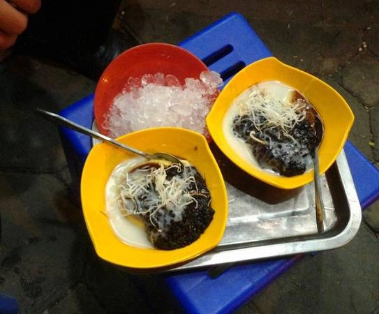 Caramen: Caramen Hàng Than hấp dẫn thực khách vì sự béo ngậy, mềm mịn, ngọt mát và thơm hương cà phê. Du khách tới đây có thể gọi một đĩa caramen truyền thống, hoặc biến tấu với nhiều đồ ăn khác nhau để tăng phần hấp dẫn như hoa quả, nếp cẩm hay sữa chua… Giá một phần từ 15.000 đồng tùy loại. Ảnh: Vũ Quỳnh. Caramen: Caramen Hàng Than hấp dẫn thực khách vì sự béo ngậy, mềm mịn, ngọt mát và thơm hương cà phê. Du khách tới đây có thể gọi một đĩa caramen truyền thống, hoặc biến tấu với nhiều đồ ăn khác nhau để tăng phần hấp dẫn như hoa quả, nếp cẩm hay sữa chua… Giá một phần từ 15.000 đồng tùy loại. Ảnh: Vũ Quỳnh.
