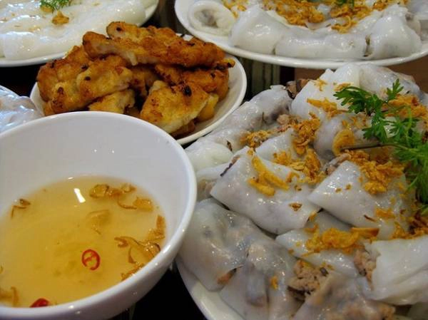 Bánh cuốn: Đối diện ngõ Hồng Phúc là hàng bánh cuốn mở cửa từ 4h30 chiều đến 12h đêm. Bánh cuốn ở đây được khen bởi bánh tráng mỏng, trắng tinh, thơm dịu mùi bột gạo. Ăn vào miệng thấy mềm, dai, quyện với cái sần sật của mộc nhĩ, thịt băm. Hành phi ở đây được cửa hàng tự chuẩn bị chứ không đi mua sẵn nên ăn lúc nào cũng giòn, thơm mà không bị cháy sém. Giá cho một suất bánh cuốn với chả cốm, hoặc đồ ăn kèm là từ 35.000 đồng. Ảnh: amthucgiadinh. Bánh cuốn: Đối diện ngõ Hồng Phúc là hàng bánh cuốn mở cửa từ 4h30 chiều đến 12h đêm. Bánh cuốn ở đây được khen bởi bánh tráng mỏng, trắng tinh, thơm dịu mùi bột gạo. Ăn vào miệng thấy mềm, dai, quyện với cái sần sật của mộc nhĩ, thịt băm. Hành phi ở đây được cửa hàng tự chuẩn bị chứ không đi mua sẵn nên ăn lúc nào cũng giòn, thơm mà không bị cháy sém. Giá cho một suất bánh cuốn với chả cốm, hoặc đồ ăn kèm là từ 35.000 đồng. Ảnh: amthucgiadinh.