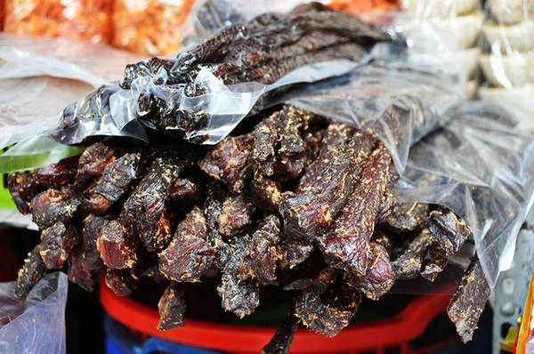 Khô trâu gác bếp là một trong những món độc đáo nhất của chợ Miên. Trâu được cắt miếng dài khoảng 50 cm, tẩm ướp gia vị đặc biệt và xông khói nên có mùi vị thơm ngon khi nướng. Khô trâu gác bếp là một trong những món độc đáo nhất của chợ Miên. Trâu được cắt miếng dài khoảng 50 cm, tẩm ướp gia vị đặc biệt và xông khói nên có mùi vị thơm ngon khi nướng.