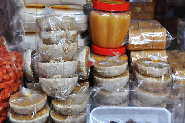 Ngoài khô mắm, đường thốt nốt cũng được nhiều tiểu thương bày bán. Thành lập từ hơn 20 năm nay, chợ Campuchia Lê Hồng Phong là chợ duy nhất tập trung tất cả các mặt hàng thực phẩm của Campuchia. Tiểu thương của chợ hầu hết là người Việt từng sang sinh sống tại Campuchia hoặc người Việt gốc Khơ Me. Ngoài khô mắm, đường thốt nốt cũng được nhiều tiểu thương bày bán. Thành lập từ hơn 20 năm nay, chợ Campuchia Lê Hồng Phong là chợ duy nhất tập trung tất cả các mặt hàng thực phẩm của Campuchia. Tiểu thương của chợ hầu hết là người Việt từng sang sinh sống tại Campuchia hoặc người Việt gốc Khơ Me.