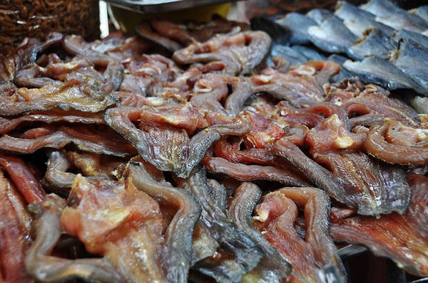 Khô cá lóc đồng được xẻ như hình bàn tay ướp với tỏi ớt, tiêu và muối. Loại khô này có thể chiên ăn với cơm trắng. Khô cá lóc đồng được xẻ như hình bàn tay ướp với tỏi ớt, tiêu và muối. Loại khô này có thể chiên ăn với cơm trắng.