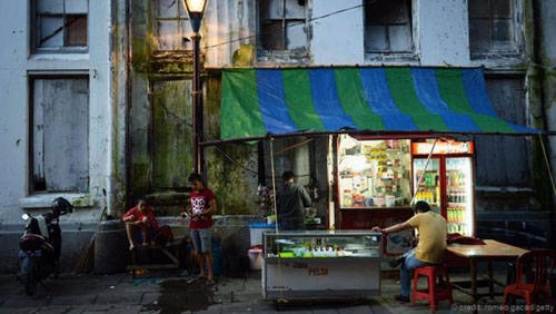 Một quán vỉa hè ở Jakarta