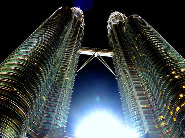 Tháp đôi Petronas, biểu tượng của Thủ đô Kuala Lumpur. Tháp đôi Petronas, biểu tượng của Thủ đô Kuala Lumpur.