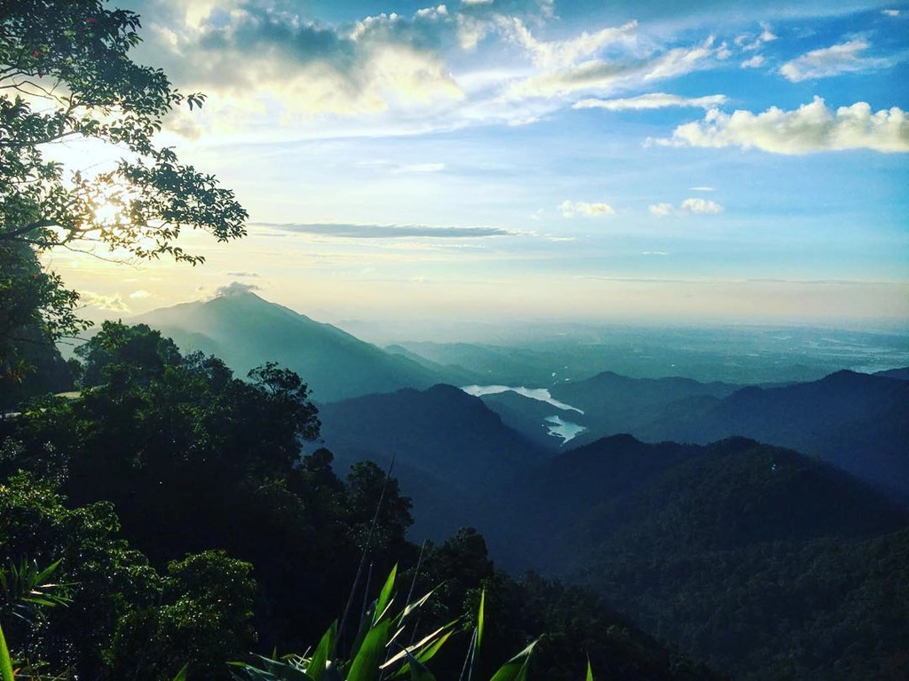 Khung cảnh hùng vĩ của thiên nhiên khi bạn trekking khám phá dãy Bạch Mã.