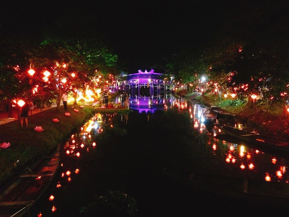 Cầu ngói Thanh Toàn lung linh và lộng lẫy lạ thường vào buổi tối giữa làng quê mộc mạc của Huế.