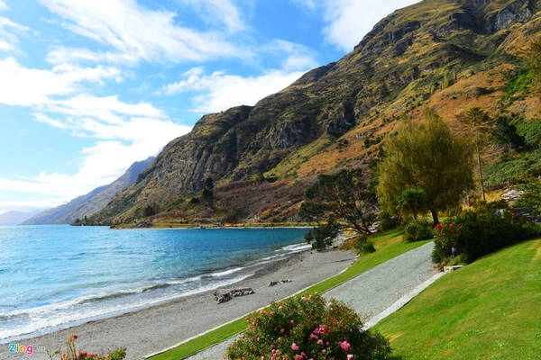 Hồ Wakatipu được tạo thành bởi các dòng chảy từ sông băng. Đất nước New Zealand được tạo thành bởi hàng trăm đảo lớn nhỏ, nhưng được phân chia rõ rệt bởi hai nhóm đảo Bắc và đảo Nam, chỉ cách nhau một eo biển hẹp chừng 20 km. Hồ Wakatipu được tạo thành bởi các dòng chảy từ sông băng. Đất nước New Zealand được tạo thành bởi hàng trăm đảo lớn nhỏ, nhưng được phân chia rõ rệt bởi hai nhóm đảo Bắc và đảo Nam, chỉ cách nhau một eo biển hẹp chừng 20 km.