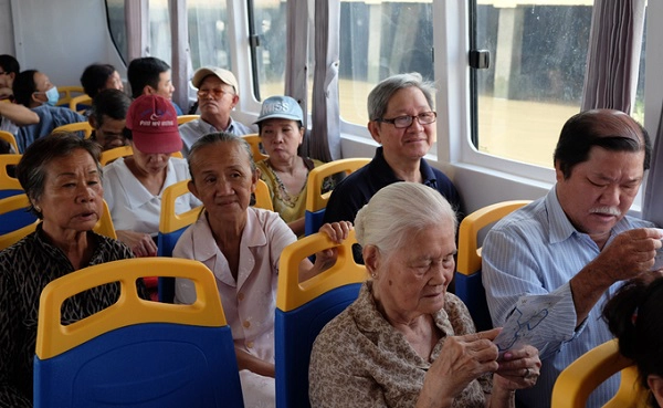 Xe buýt đường sông có trang bị máy lạnh với sức chứa 75 khách chạy từ điểm đầu đến điểm cuối mất khoảng 30 phút, qua tổng cộng 12 bến. Thời gian cập mỗi bến đón và trả khách khoảng 5 phút. Giá vé suốt chuyến là 15.000 đồng mỗi người. Xe buýt đường sông có trang bị máy lạnh với sức chứa 75 khách chạy từ điểm đầu đến điểm cuối mất khoảng 30 phút, qua tổng cộng 12 bến. Thời gian cập mỗi bến đón và trả khách khoảng 5 phút. Giá vé suốt chuyến là 15.000 đồng mỗi người.