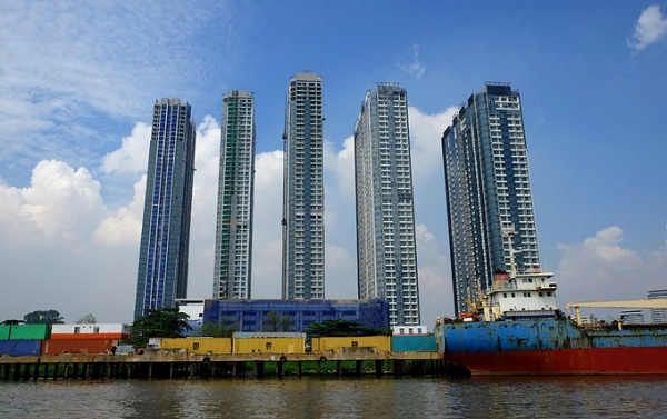 Nhiều cao ốc ven sông hiện lên trước tầm nhìn của du khách. Nhiều cao ốc ven sông hiện lên trước tầm nhìn của du khách.