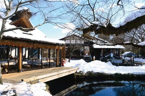 Hồ Mùa Xuân (Waku-Ike) trong làng Oshino Hakkai