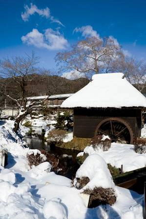 Băng tuyết ngập lối trên đường vào làng cổ Oshino Hakkai