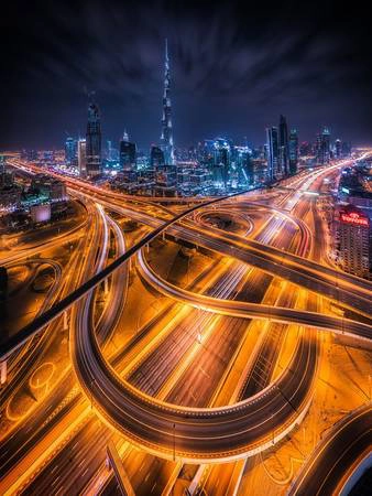 Từ một làng chài nghèo, Dubai đã có những phát triển vượt bậc trong khoảng thời gian ngắn và trở thành điểm đến hạng sang của thế giới. Những đại lộ vắt qua nhau bao quanh thành phố trong mơ với các tòa cao ốc chọc trời.