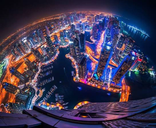 Bến cảng Dubai, nơi đỗ của các du thuyền sang trọng, được vây quanh bằng những tòa nhà lộng lẫy ánh đèn. Đứng trên cao nhìn xuống, du khách sẽ có cảm giác như đang ở thế giới tương lai.