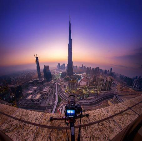 Tòa tháp Khalifa - công trình cao nhất thế giới (829,8 m) - là trung tâm và một trong những biểu tượng nổi tiếng, thể hiện tham vọng của Dubai.
