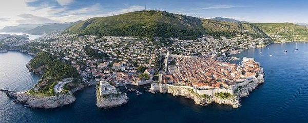 Nằm bên bờ biển Adriatic, cực Nam của Croatia, Dubrovnik là một trong những đô thị xây dựng từ thời Trung cổ được bảo tồn gần như nguyên vẹn nhất cho đến nay. Thành phố nhỏ với diện tích vỏn vẹn 21,35 km2 có bề dày lịch sử lâu đời được UNESCO công nhận là di sản thế giới từ 1979 - Ảnh: Wikipedia Nằm bên bờ biển Adriatic, cực Nam của Croatia, Dubrovnik là một trong những đô thị xây dựng từ thời Trung cổ được bảo tồn gần như nguyên vẹn nhất cho đến nay. Thành phố nhỏ với diện tích vỏn vẹn 21,35 km2 có bề dày lịch sử lâu đời được UNESCO công nhận là di sản thế giới từ 1979 - Ảnh: Wikipedia