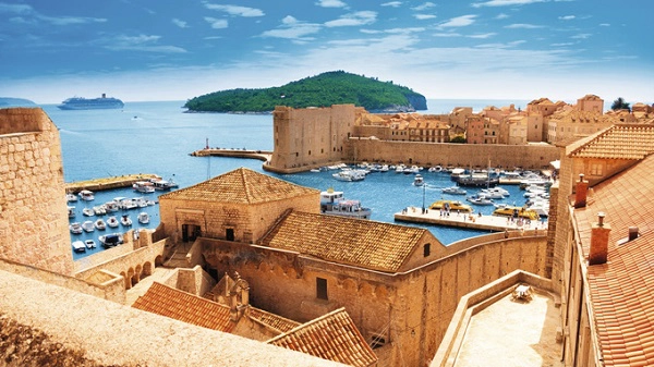 Mùa hè, Dubrovnik trở nên rực rỡ với những ngôi nhà mái ngói đỏ au khoe sắc dưới nắng vàng, tương phản với nước biển xanh ngắt - Ảnh: tui.co.uk Mùa hè, Dubrovnik trở nên rực rỡ với những ngôi nhà mái ngói đỏ au khoe sắc dưới nắng vàng, tương phản với nước biển xanh ngắt - Ảnh: tui.co.uk
