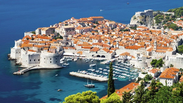 Ngoài ra, Dubrovnik còn là điểm đến lý tưởng dành cho fan cứng cựa của series phim điện ảnh "Game of Thrones" (Trò chơi vương quyền). Tour khám phá phim trường thường bắt đầu từ quảng trường Pile trong khu phố cổ, qua các con đường như mê cung và tường thành kiên cố dài 1940 m với nhiều pháo đài hoành tráng - Ảnh: tui.co.uk Ngoài ra, Dubrovnik còn là điểm đến lý tưởng dành cho fan cứng cựa của series phim điện ảnh "Game of Thrones" (Trò chơi vương quyền). Tour khám phá phim trường thường bắt đầu từ quảng trường Pile trong khu phố cổ, qua các con đường như mê cung và tường thành kiên cố dài 1940 m với nhiều pháo đài hoành tráng - Ảnh: tui.co.uk
