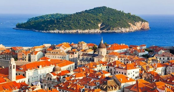 Xa xa là đảo Lokrum trù phú bao phủ bởi những cây sồi, ô liu xanh rì, cách thành phố khoảng 15 phút đi thuyền từ cầu cảng cũ. Nơi đây còn được biết đến là một trong những bãi tắm nóng bỏng nhất thế giới khi có hơn 30 khu vực tắm khỏa thân - Ảnh: beach on map Xa xa là đảo Lokrum trù phú bao phủ bởi những cây sồi, ô liu xanh rì, cách thành phố khoảng 15 phút đi thuyền từ cầu cảng cũ. Nơi đây còn được biết đến là một trong những bãi tắm nóng bỏng nhất thế giới khi có hơn 30 khu vực tắm khỏa thân - Ảnh: beach on map