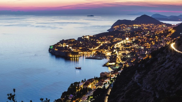 Dubrovnik về đêm lung linh và yên tĩnh. Mùa đông khá vắng người vì thời tiết lạnh. Đây là mùa du lịch thấp điểm, hàng quán đóng cửa sớm, nhiều cửa tiệm còn giảm giá đến 50% cho khách du lịch - Ảnh: tui.co.uk Dubrovnik về đêm lung linh và yên tĩnh. Mùa đông khá vắng người vì thời tiết lạnh. Đây là mùa du lịch thấp điểm, hàng quán đóng cửa sớm, nhiều cửa tiệm còn giảm giá đến 50% cho khách du lịch - Ảnh: tui.co.uk