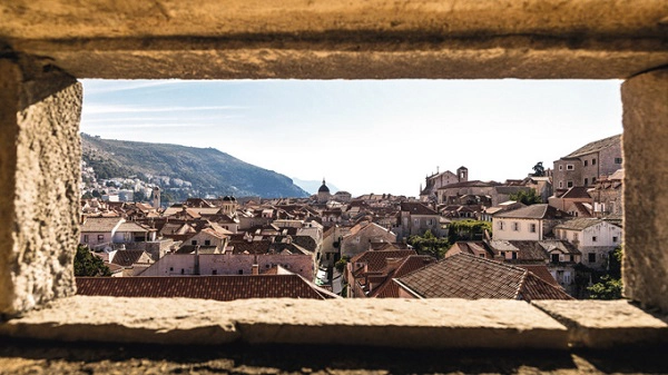 Thế kỷ 16 là thời kỳ vàng son của Dubrovnik với hơn 50 bến cảng sầm uất. Tuy nhiên trải qua nhiều biến cố lịch sử, ngày nay người ta đến đây để thư giãn, nghỉ ngơi, chiêm ngưỡng những giá trị lịch sử thay vì buôn bán thương mại. Tháng 2, vào dịp lễ thánh Blaise, thành phố miễn vé hoàn toàn cho hầu hết các điểm tham quan, bao gồm tường thành - Ảnh: tui.co.uk Thế kỷ 16 là thời kỳ vàng son của Dubrovnik với hơn 50 bến cảng sầm uất. Tuy nhiên trải qua nhiều biến cố lịch sử, ngày nay người ta đến đây để thư giãn, nghỉ ngơi, chiêm ngưỡng những giá trị lịch sử thay vì buôn bán thương mại. Tháng 2, vào dịp lễ thánh Blaise, thành phố miễn vé hoàn toàn cho hầu hết các điểm tham quan, bao gồm tường thành - Ảnh: tui.co.uk