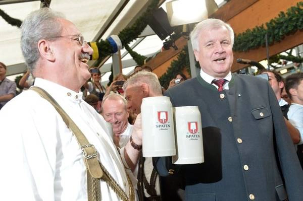 Cũng theo truyền thống, vại bia đầu tiên sẽ dành cho Thủ hiến bang Bavaria, Horst Seehofer.