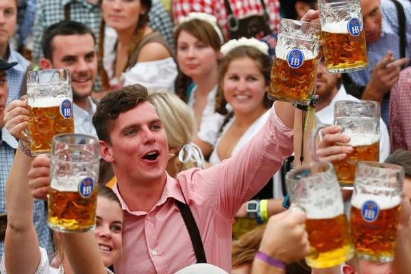 Niềm vui của các cặp đôi trong Lễ hội bia Oktoberfest.