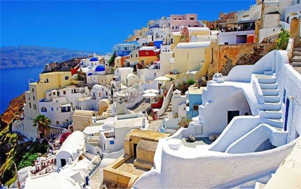 Thành phố Santorini nhiều màu sắc cheo leo ven biển. (Ảnh: Paowmagazine)