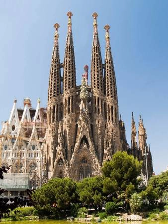  Nhà thờ Sagrada Familia trực diện. (Ảnh: Rainer Walter Schmied)