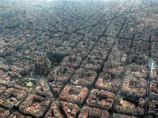   Nhìn từ trên cao, bạn có thấy nhà thờ ở đâu không? (Ảnh: Aldas Kirvaitis)