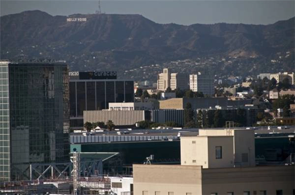 Biểu tượng Hollywood nằm xa trên vách núi. (Ảnh: Imgur)