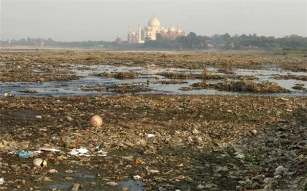 Đền Taj Mahal nhìn từ khu vực đồng trống, đầy rác. (Ảnh: Imgur)