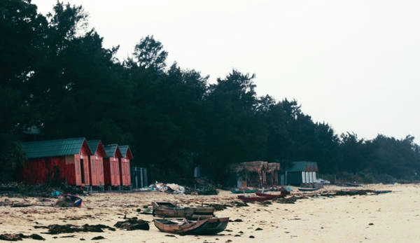 Những phòng nghỉ này thường có giá khá cao, lại nhiều muỗi vào mùa bãi biển có nhiều rêu. Ảnh: NT. Những phòng nghỉ này thường có giá khá cao, lại nhiều muỗi vào mùa bãi biển có nhiều rêu. Ảnh: NT.