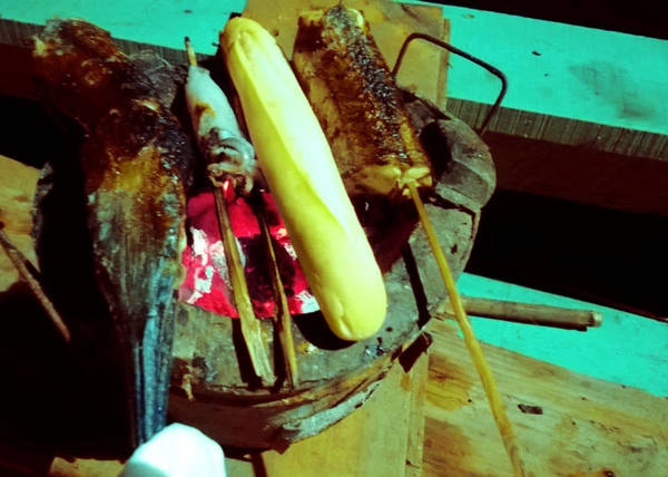 Cá kìm, mực trứng và bánh mì nướng với sốt BBQ ngay trên thuyền là những trải nghiệm khiến bạn khó quên. Ảnh: NT. Cá kìm, mực trứng và bánh mì nướng với sốt BBQ ngay trên thuyền là những trải nghiệm khiến bạn khó quên. Ảnh: NT.
