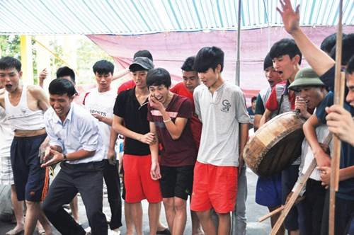 Khán giả phấn khích trước mỗi quả pháo đẹp