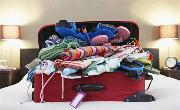 Cồng kềnh, di chuyển khó khăn chỉ là một phần "tai ương" thôi, để quên, bị lấy cắp, trở thành mục tiêu chú ý của bọn xấu và rất nhiều tai hại khác nữa, đến lúc đó hối hận cũng đã muộn các bạn nhé. (Ảnh minh họa - Nguồn Internet)