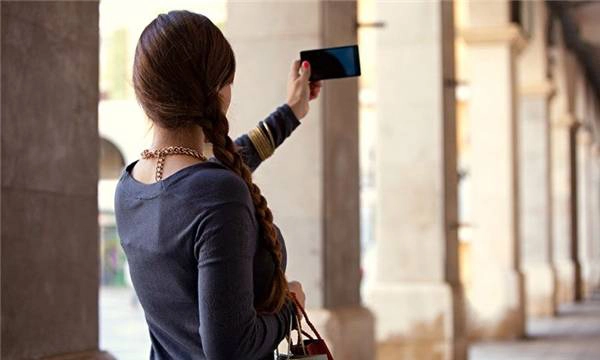 Đeo đồ trang sức giá trị đầy người lộ liễu ngoài đường, giơ điện thoại đắt tiền mà không phòng bị rất dễ khiến bọn trộm chú ý, gây nguy hiểm cho bản thân. (Ảnh minh họa - Nguồn Internet)