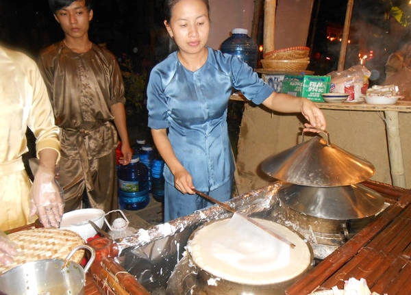 Tráng bánh đập đòi hỏi từng công đoạn tỉ mỉ - Ảnh: THANH LY