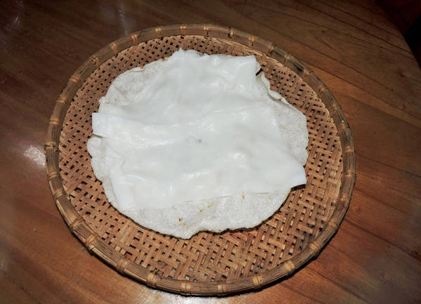 Lá bánh nóng hổi dán lên chiếc bánh tráng nướng giòn - Ảnh: THANH LY