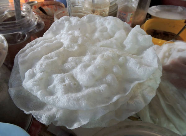 Bánh tráng để đập phải là loại thật mỏng - Ảnh: THANH LY